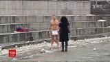 Возмущенный и голый: шоумен Антон Мухарский снова разделся в знак протеста