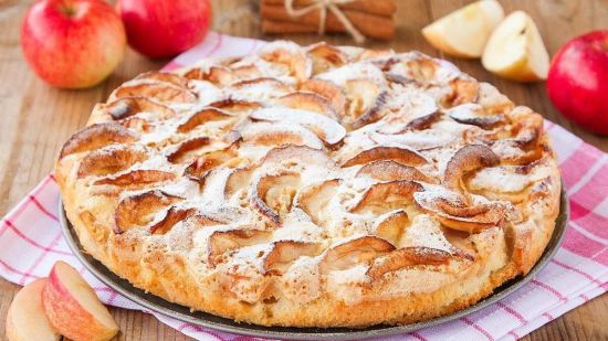 Шарлотка, но вкуснее: ленивый яблочный пирог на скорую руку