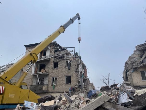 Аварійно-рятувальні роботи у місті Селидове після атаки по будинку / © ДСНС України у Telegram