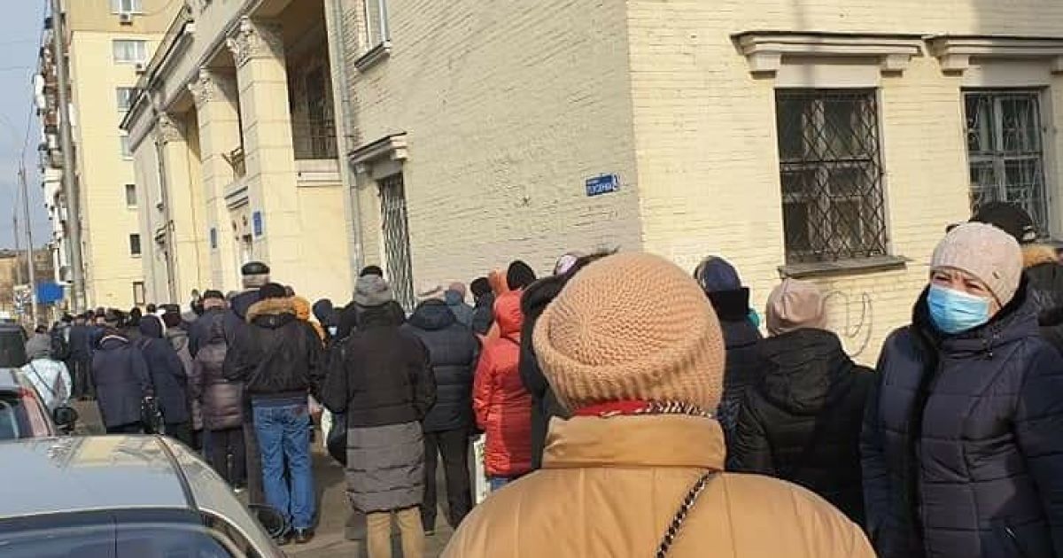 У Києві до офісу Дарницької ТЕЦ утворилися шалені черги