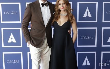 Перед виходом на доріжку "Оскара": Айла Фішер в сукні Dior допомагала чистити костюм чоловікові Саші Барон Коену
