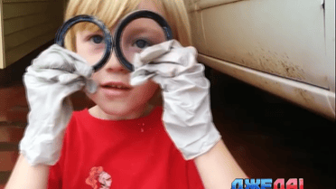 Пятилетний мальчик умело может заменить подшипник