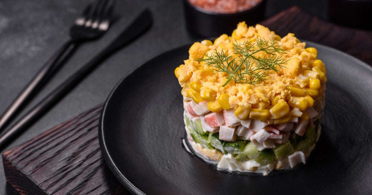 Салат з крабовими паличками омлетом кукурудзою та огірками