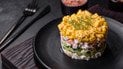 Салат с крабовыми палочками омлетом кукурузой и огурцами