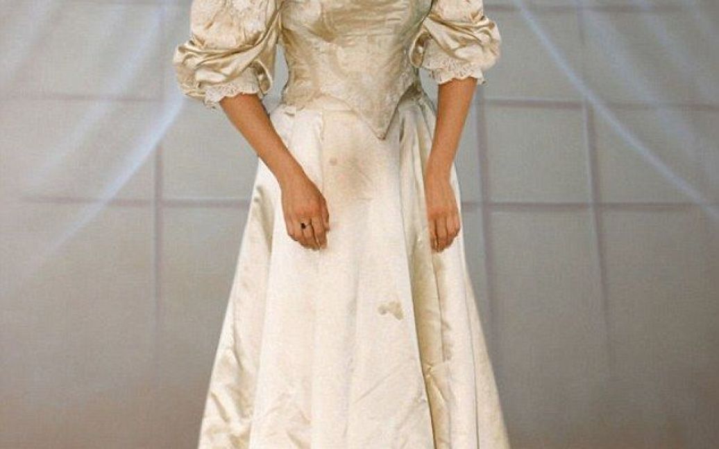 1986 год. Эта невеста увидела платье на свадьбе своей тети, когда ей было 5 лет, и тоже захотела себе такое. / © Daily Mail