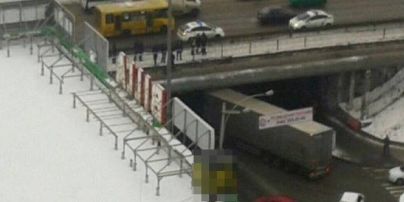 В Киеве пьяный мужчина собирался спрыгнуть с моста и сообщил о воображаемой гранате