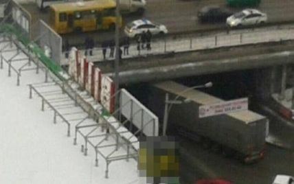 В Киеве пьяный мужчина собирался спрыгнуть с моста и сообщил о воображаемой гранате