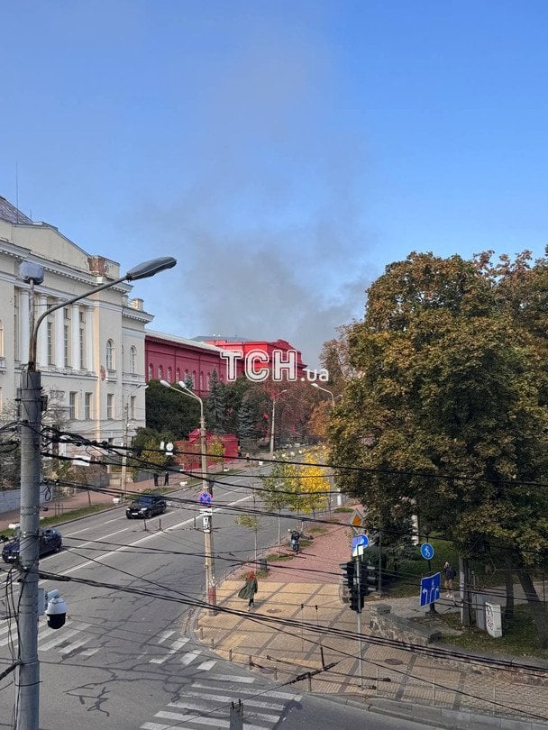 Пожар в Шевченковском районе Киева после атаки дронов 28 сентября / © ТСН