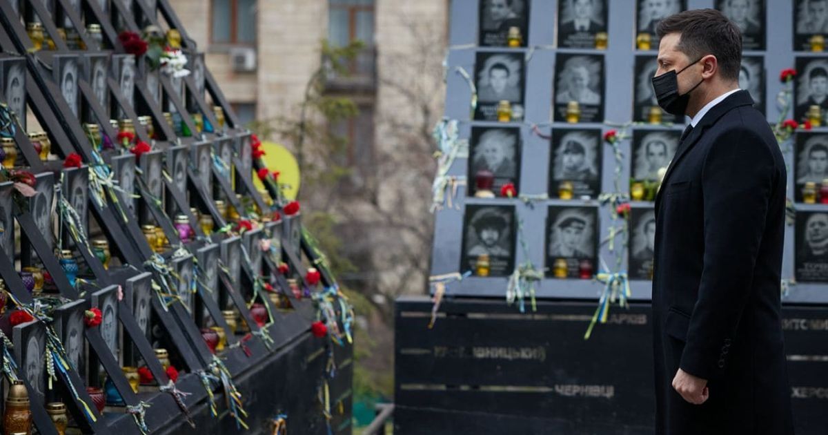 День Достоинства и Свободы: Зеленский установил лампадку к кресту на Аллее Героев Небесной Сотни (фото)