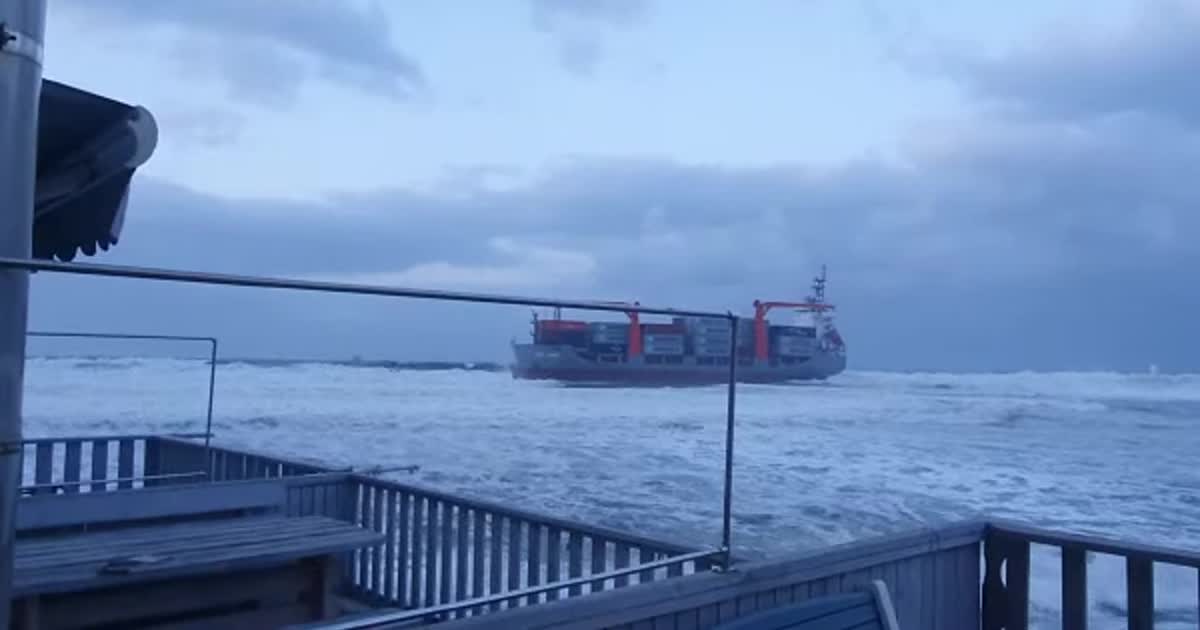 У Японському морі сів на мілину і розломився контейнеровоз: капітан заявив про загрозу екіпажу