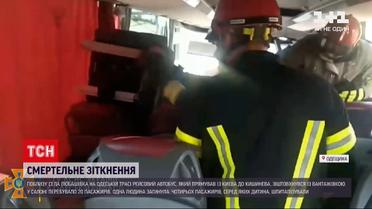 Новини України: загиблого у ДТП з автобусом на Одеській трасі витягали спецзасобами