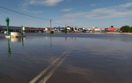 Образовалось озеро, которое затопило авто и павильоны: в Одессе непогода наделала беды на рынке "7 километр" (фото)