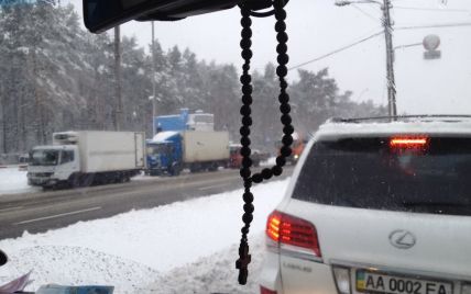 Из-за обильного снегопада в Киев ограничили въезд транспорта