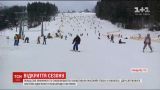 Сотни лыжников одновременно спустились с горы, чтобы открыть фестивальный сезон в Буковеле