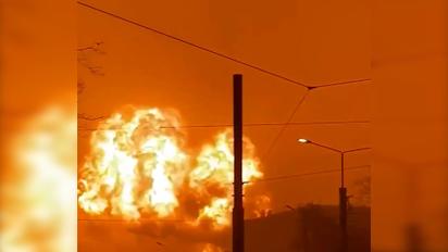 В Челябинске после мощного взрыва произошел зрелищный пожар на заводе