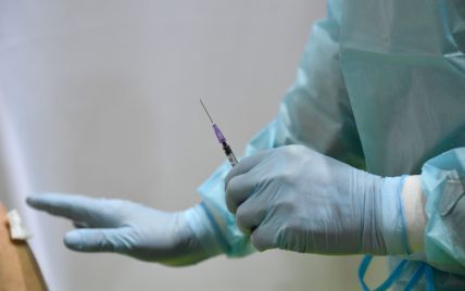 В Украине могут ввести третью дозу вакцины от коронавируса: кого будут прививать