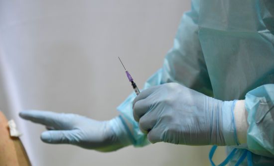 В Україні можуть запровадити третю дозу вакцини від коронавірусу: кого будуть щеплювати