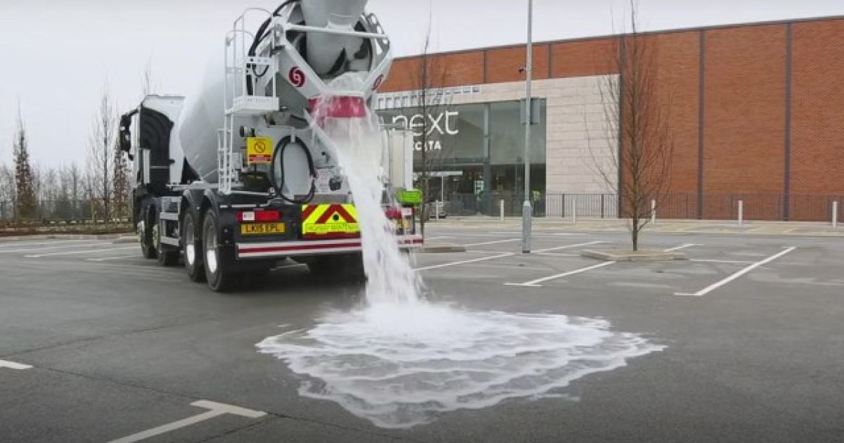 Британцы создали дорожное покрытие впитывающее воду (видео)