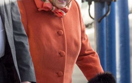 В ярком пальто и платке вместо шляпы: королева Елизавета II в объективах папарацци