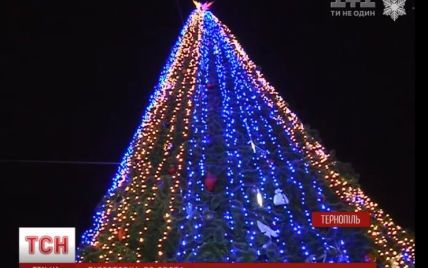 В Тернополе установили патриотическую елку, которую "завернули" в украинский флаг