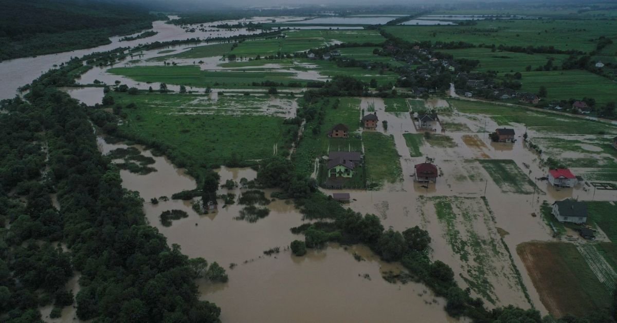 Свыше двух миллиардов гривен нужно для ликвидации паводка на Прикарпатье: какие суммы и при каких условиях получат