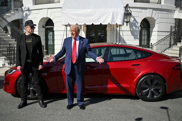 Дональд Трамп приобрел Tesla, чтобы поддержать бизнес Илона Маска / © Associated Press