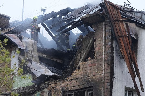 Працівник ДСНС на місці пожежі / © Associated Press