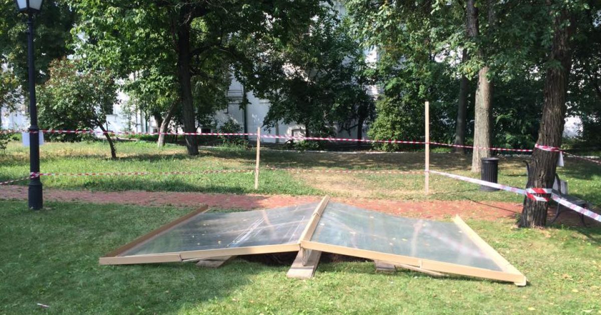 Во дворе национального заповедника "София Киевская" провалился грунт / © Фото Валерии Ковалинской/ТСН
