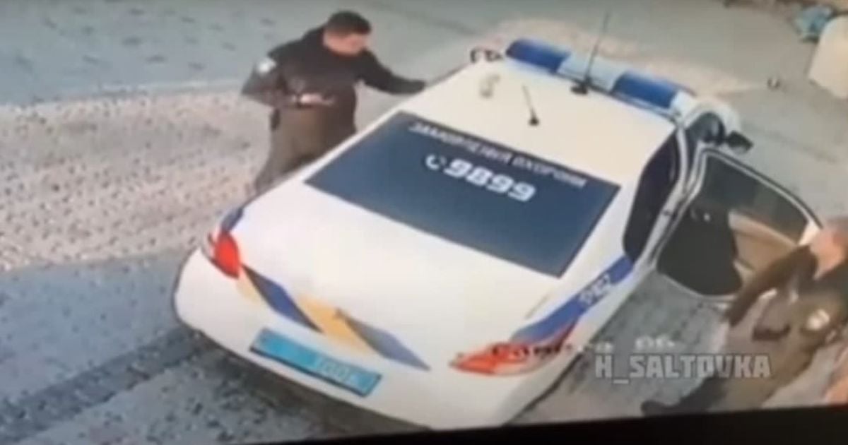 У Донецькій області двоє правоохоронців поцупили смітник і стали зірками Мережі (відео)