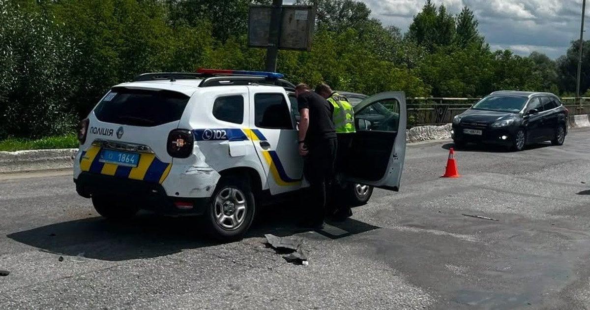 Збив поліцейського, пошкодив службові авто таі втік, а мав прибути до ТЦК: на Львівщині затримали водія