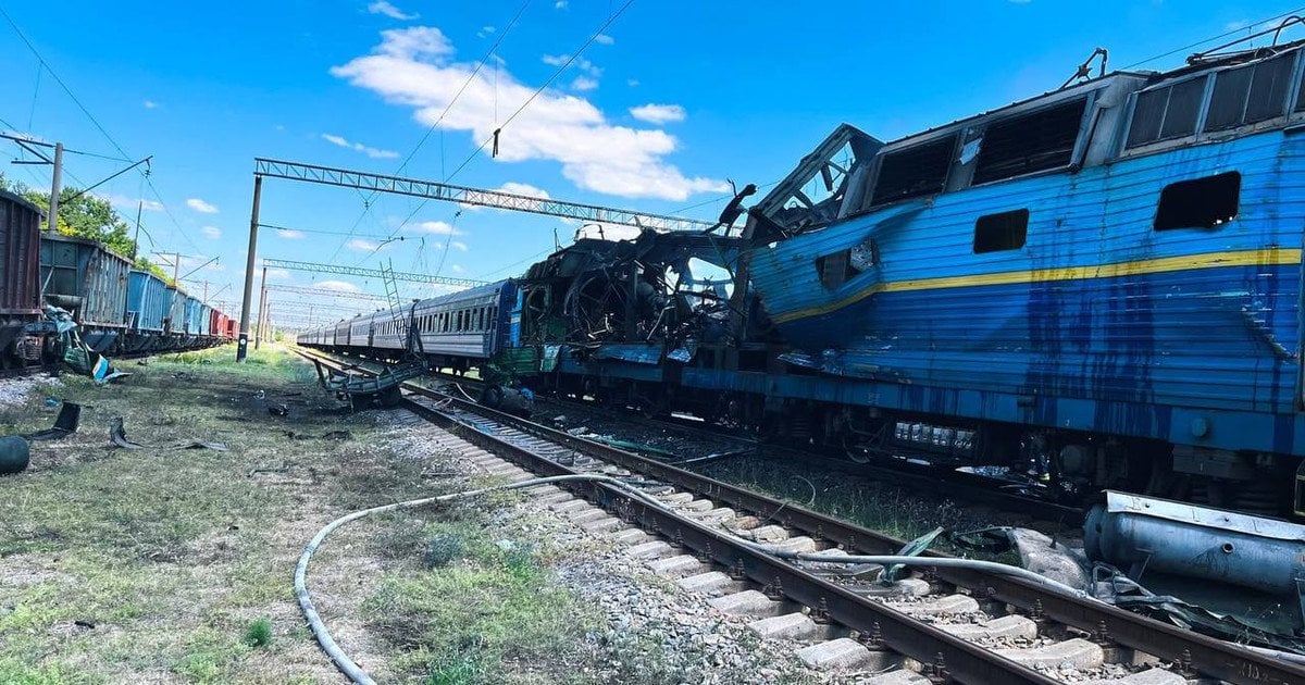 Пошкоджений пасажирський поїзд
