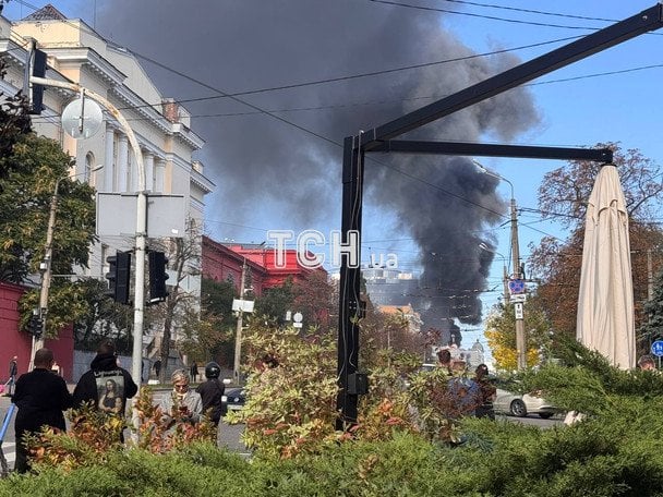 Пожар в Шевченковском районе Киева после атаки дронов 28 сентября / © ТСН
