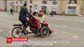 Данець заснував рух, волонтери якого катають на велорікшах літніх людей