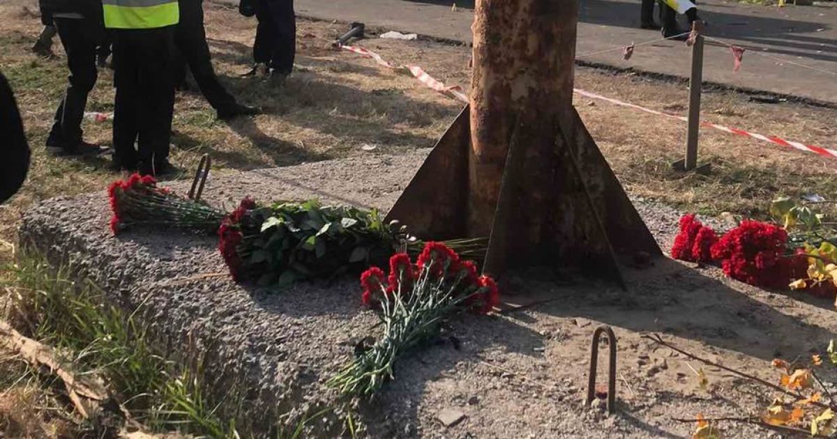 Люди несут цветы на место авиакатастрофы под харьковом, в которой погибли 26 человек