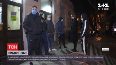 Біля одеської дільниці, яку упродовж всього дня "мінували", зібралися невідомі молодики