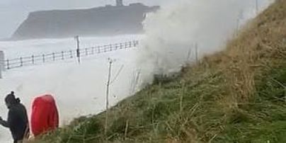 Слишком поздно начал убегать: шокирующее видео попытки британца спастись от разрушительного шторма "Арвен"