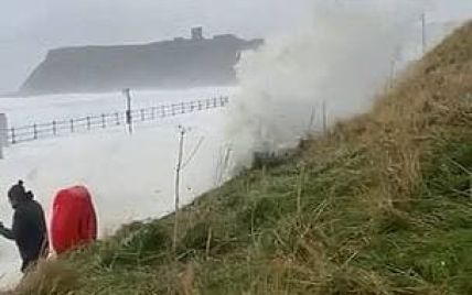 Надто пізно почав тікати: приголомшливе відео спроби британця врятуватися від руйнівного шторму "Арвен"