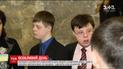 Люди по всьому світові надягнули різні шкарпетки на підтримку "сонячних" діток