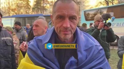 Звільнені з полону українські воїни зворушливо спілкувалися з рідними