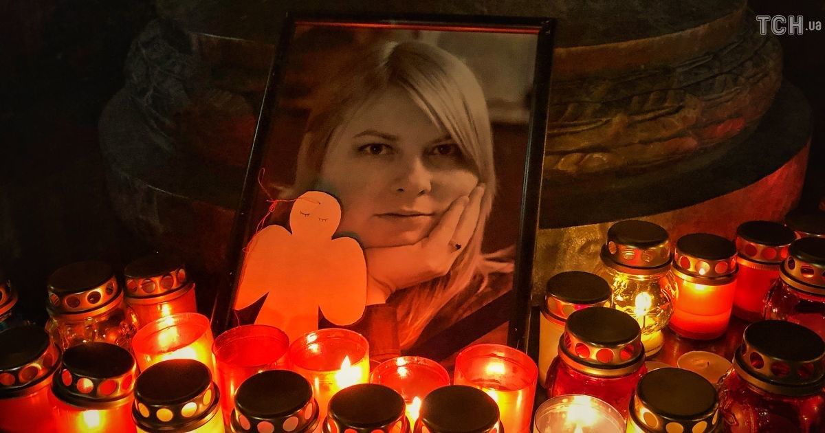 Треті роковини смерті Каті Гандзюк: у Києві на акцію пам'яті на Поштовій площі зібралися кількасот людей