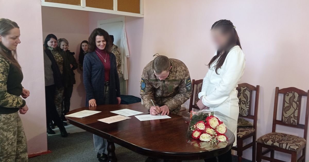 У виправній колонії на Тернопільщині військовий ЗСУ одружився із засудженою (фото)