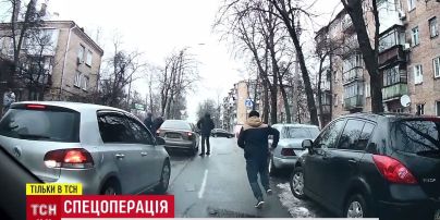 Кулаками по машині та ногою у скло: випадковий свідок зафільмував затримання валютних шахраїв у Києві