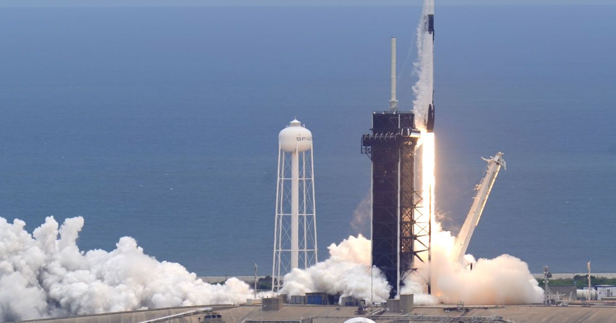 Ракета Falcon 9 вывела на орбиту грузовик Dragon и успешно вернулась на Землю