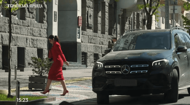 Елена Дума прибыла в медицинское учреждение на машине своего заместителя Григола Катамадзе / © скриншот с видео