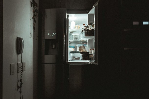 Холодильник чистый, но чувствуется неприятный запах: причина вас удивит, а решение проблемы простое