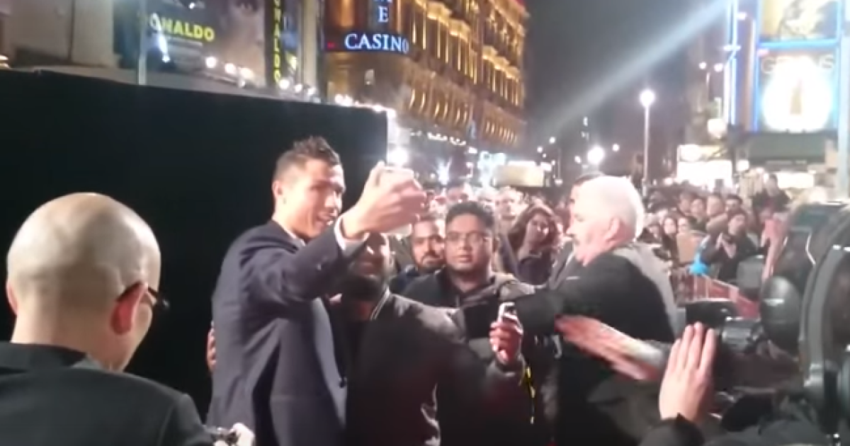 Роналду робить фото із фанатами.