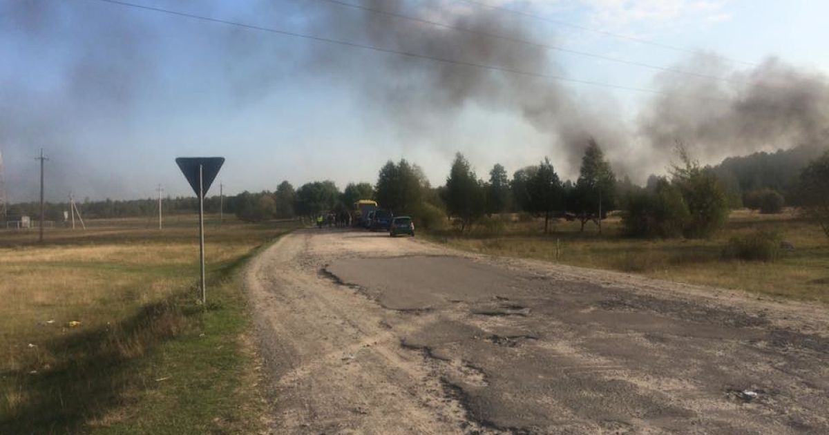 Люди блокируют авто силовиков / © Facebook/Инна Билецкая