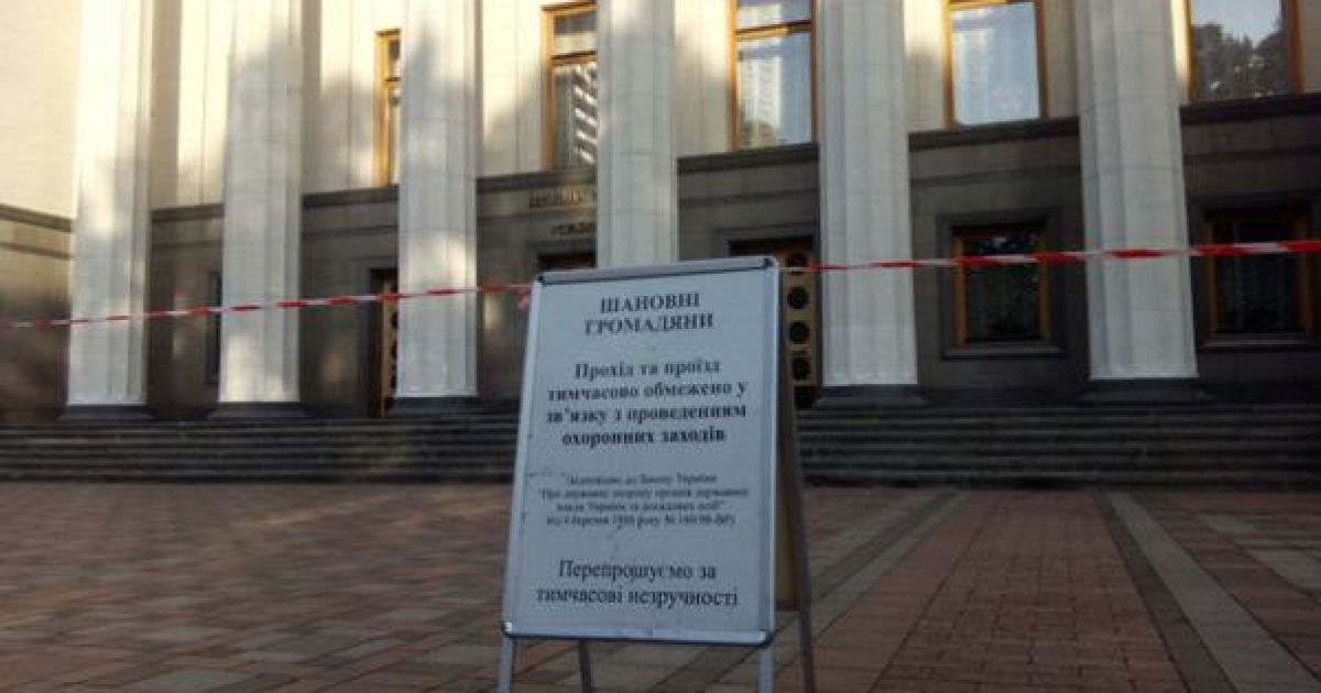 Здание огородили красно-белой лентой