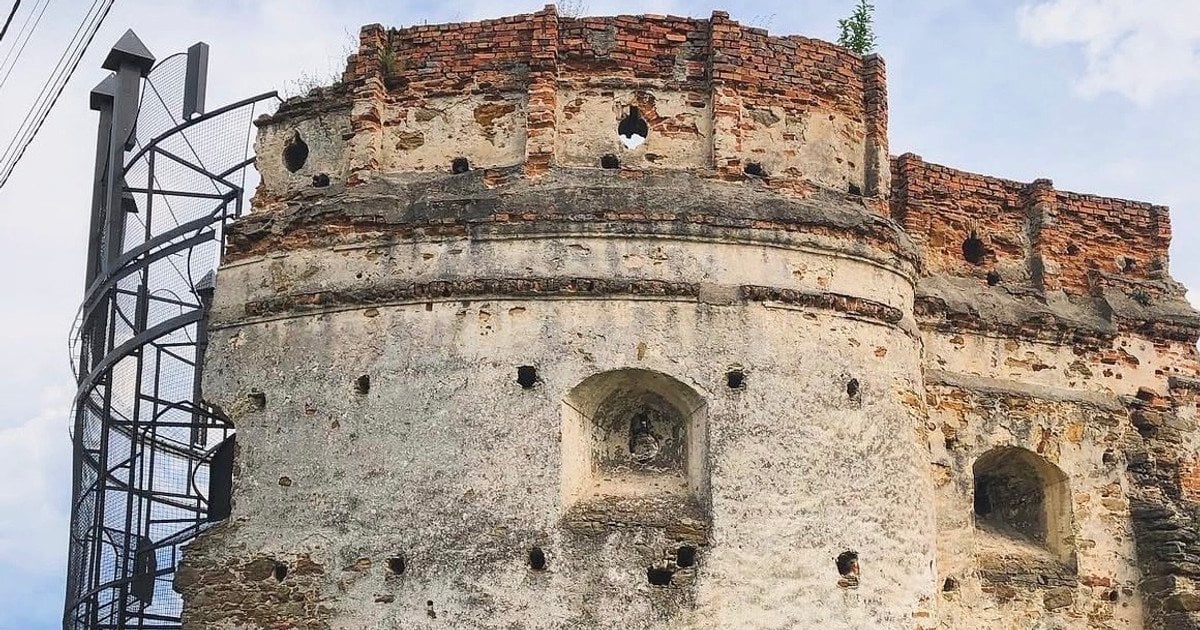 Татарська брама в Острозі  instagram.com/vtikaemo_z_mista