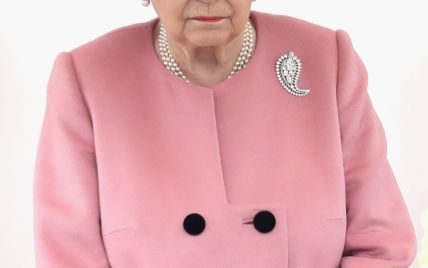 В розовом пальто и яркой шляпе: 91-летняя королева Елизавета II впечатлила новым красивым образом